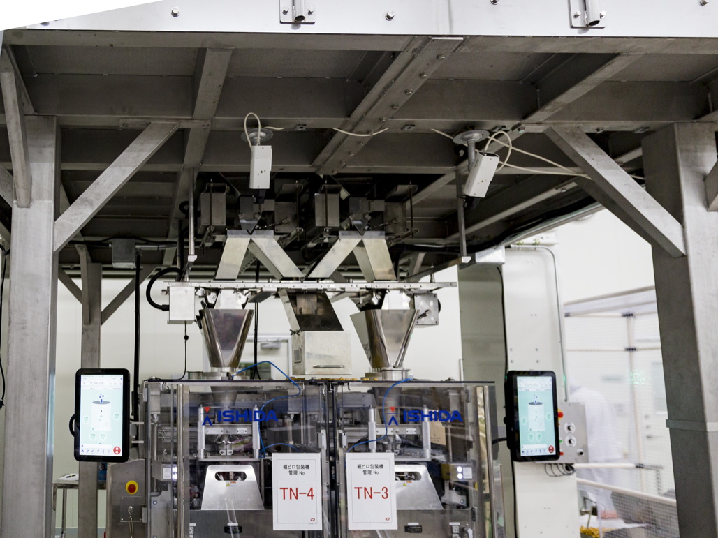 写真:食品の自動充填・包装を行う機器には動作監視用のネットワークカメラを設置
