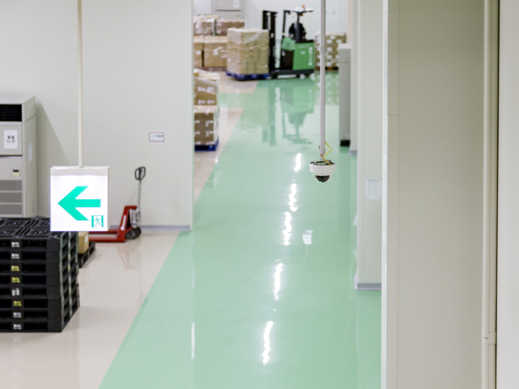 写真:完成品の保管場所通路はドーム型ネットワークカメラ WV-SFN310AJでモニタリング