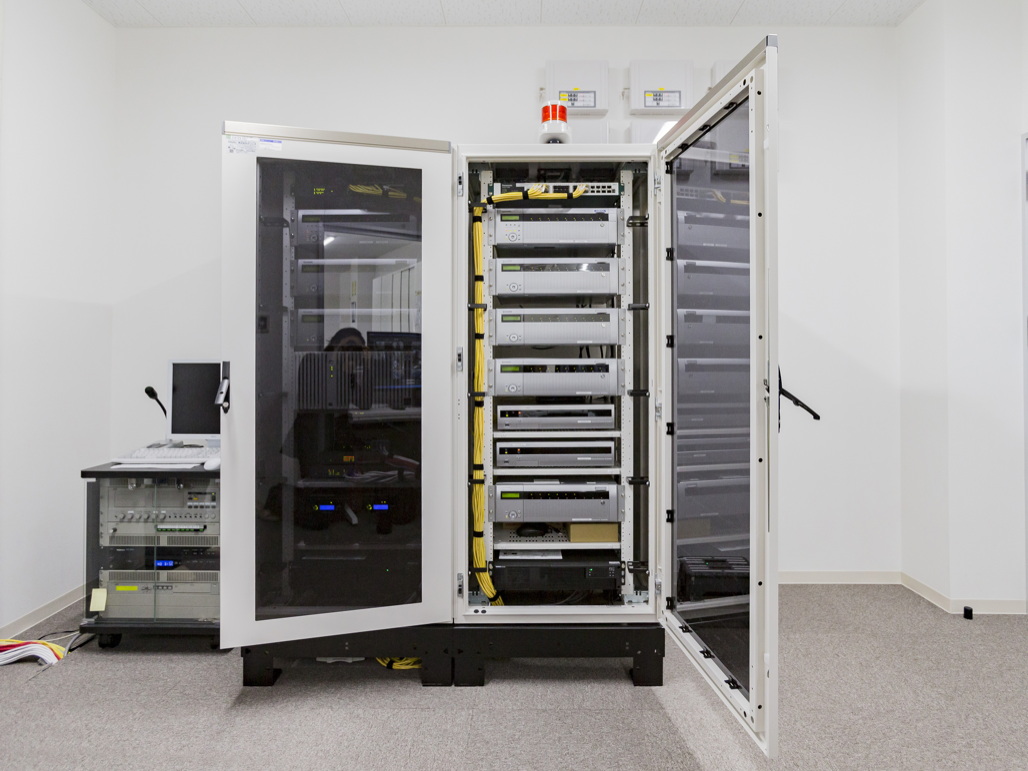 写真:事務所に設置されたネットワークディスクレコーダー。全268TB(テラバイト)の大容量で180日分(工場外90日分)の全モニタリング映像を記録している