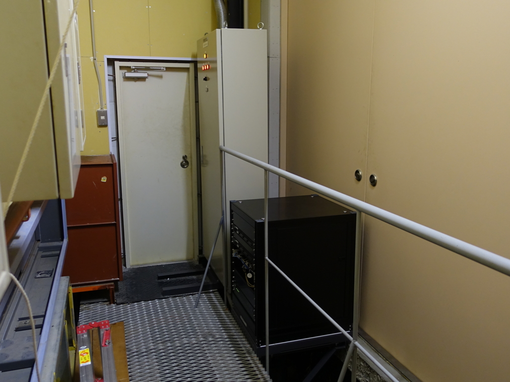 写真:電源制御盤・表示部機器収納架 外観