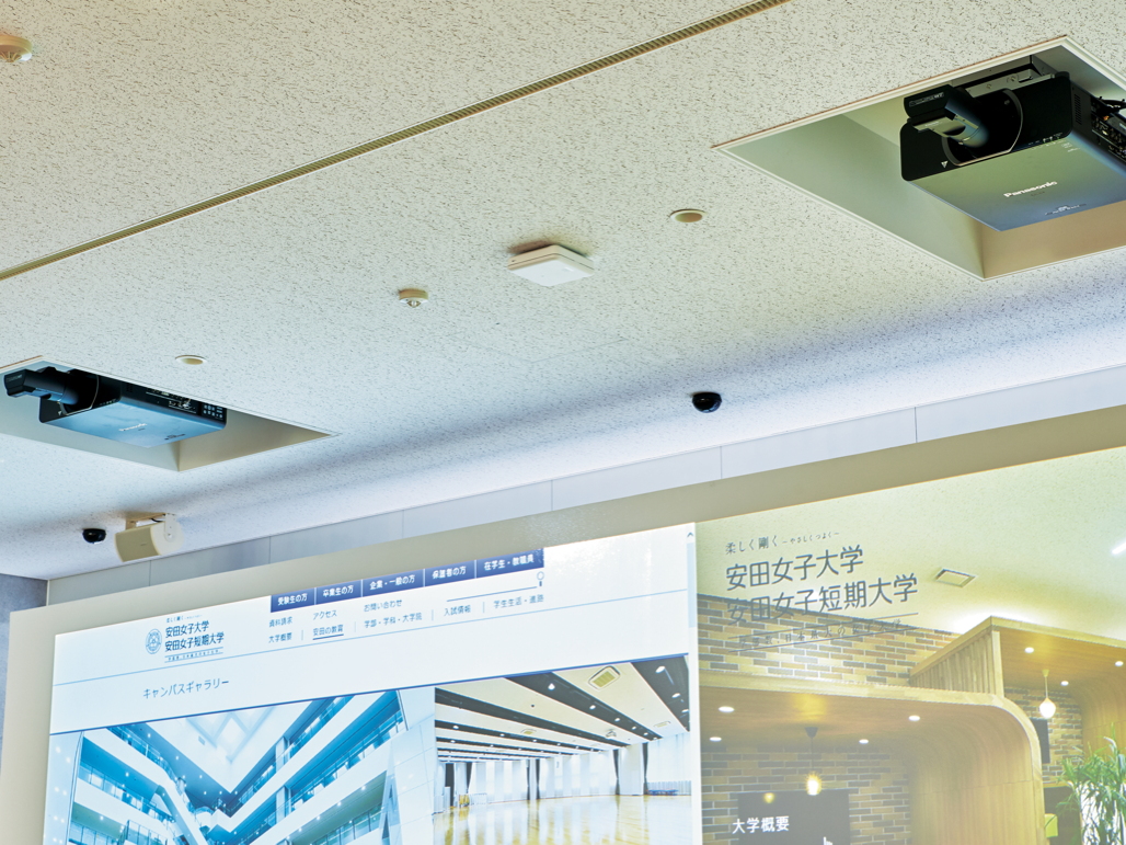 写真:超短焦点レンズET-D75LE90を搭載したPT-DW11Kを2台設置