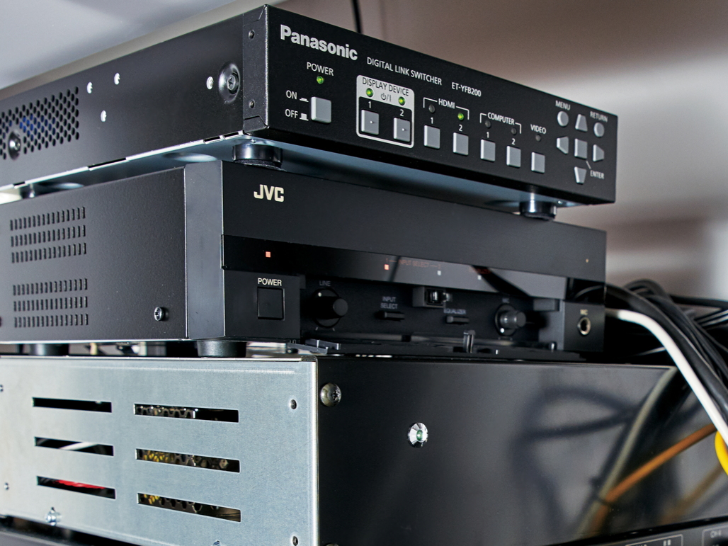 写真:ET-YFB200は操作卓のなかに収納し、制御信号を操作パネルへ