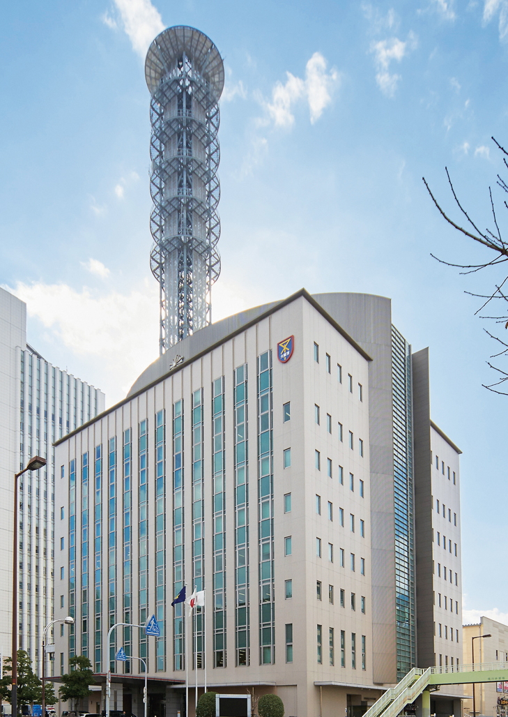 写真:大阪市消防局庁舎のアンテナ塔。高さ約120 mの突端には高所カメラも設置されている