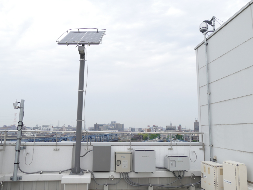 写真:すべてのカメラ設置場所に大型蓄電装置も整備