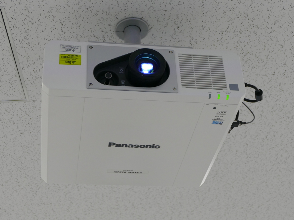 写真:レーザー方式のPT-RZ570JWをご採用