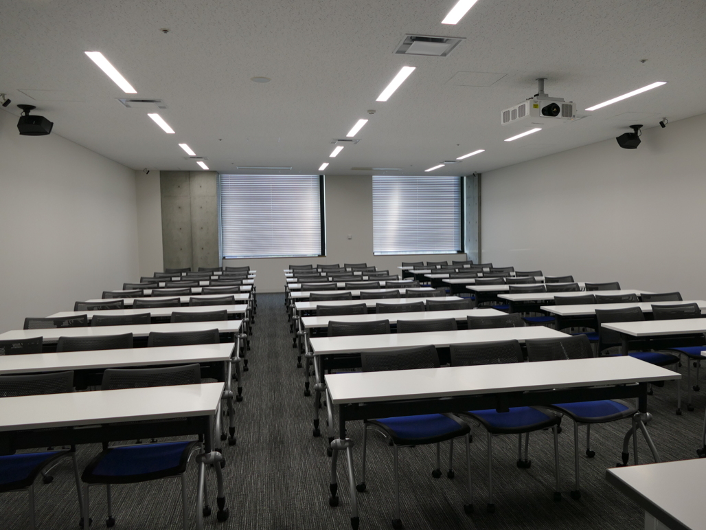 写真:講義室(81名収容)はプロジェクターのみでの運用