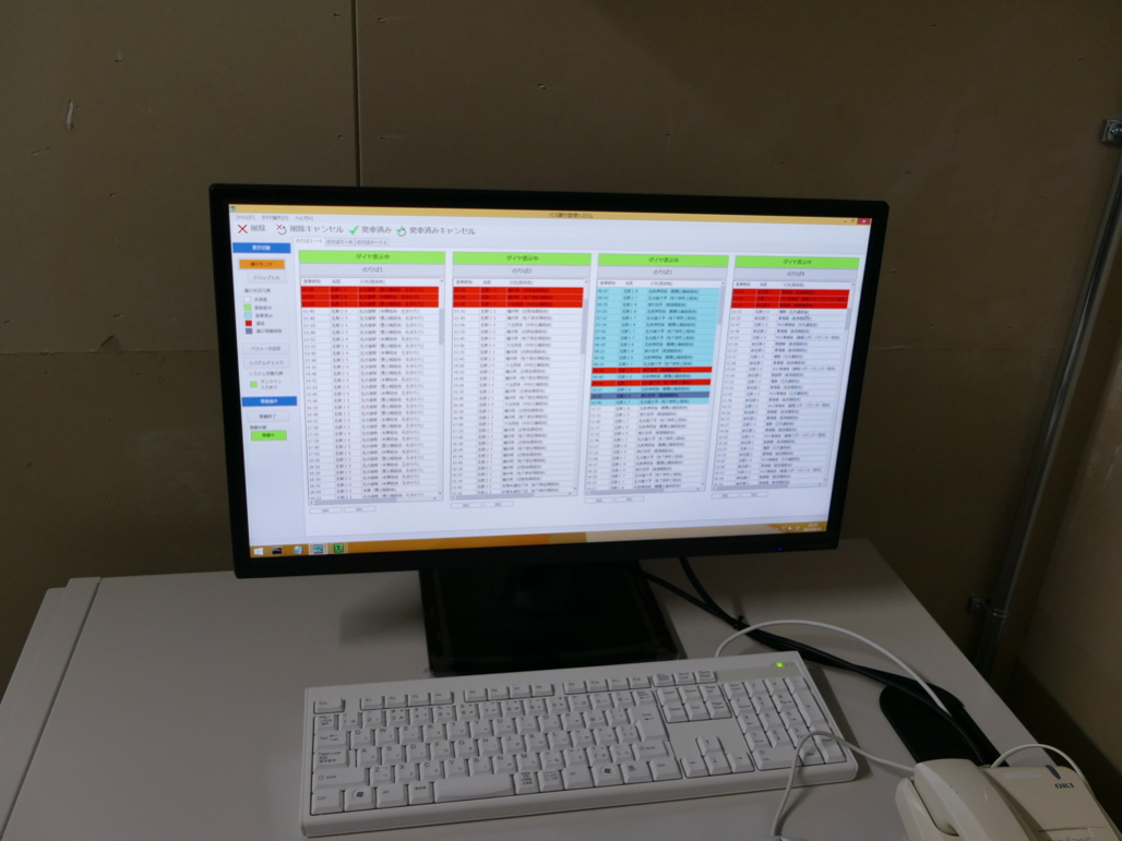 写真:管理室に設置された案内表示制御用PC