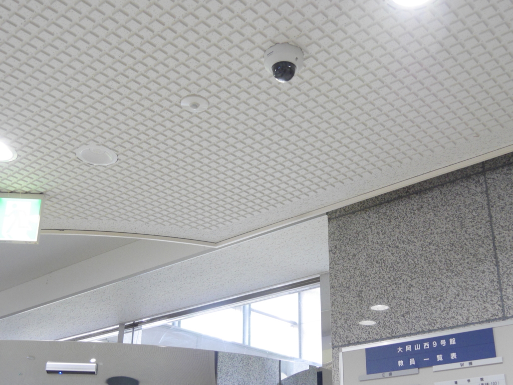 写真：監視カメラを設置しディスプレイの配信映像を確認