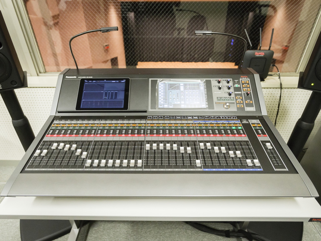 写真:調整室に導入されたRAMSA デジタル・コンソール WR-DX400