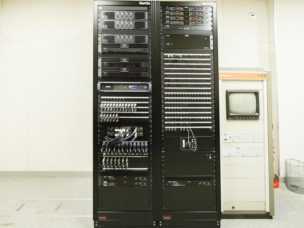 写真:デジタル化によりコンパクトになった電力増幅架(左)と入出力パッチ架(右)