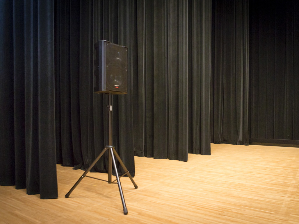 写真:可動式のステージスピーカーは30cm 2ウェイのWS-AR200-Kを4台導入