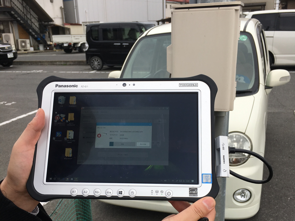 写真:防犯動画ダウンロード用タブレット「FZ-G1」を用いて、駐車場全体をカバーする管理ツールとして活用