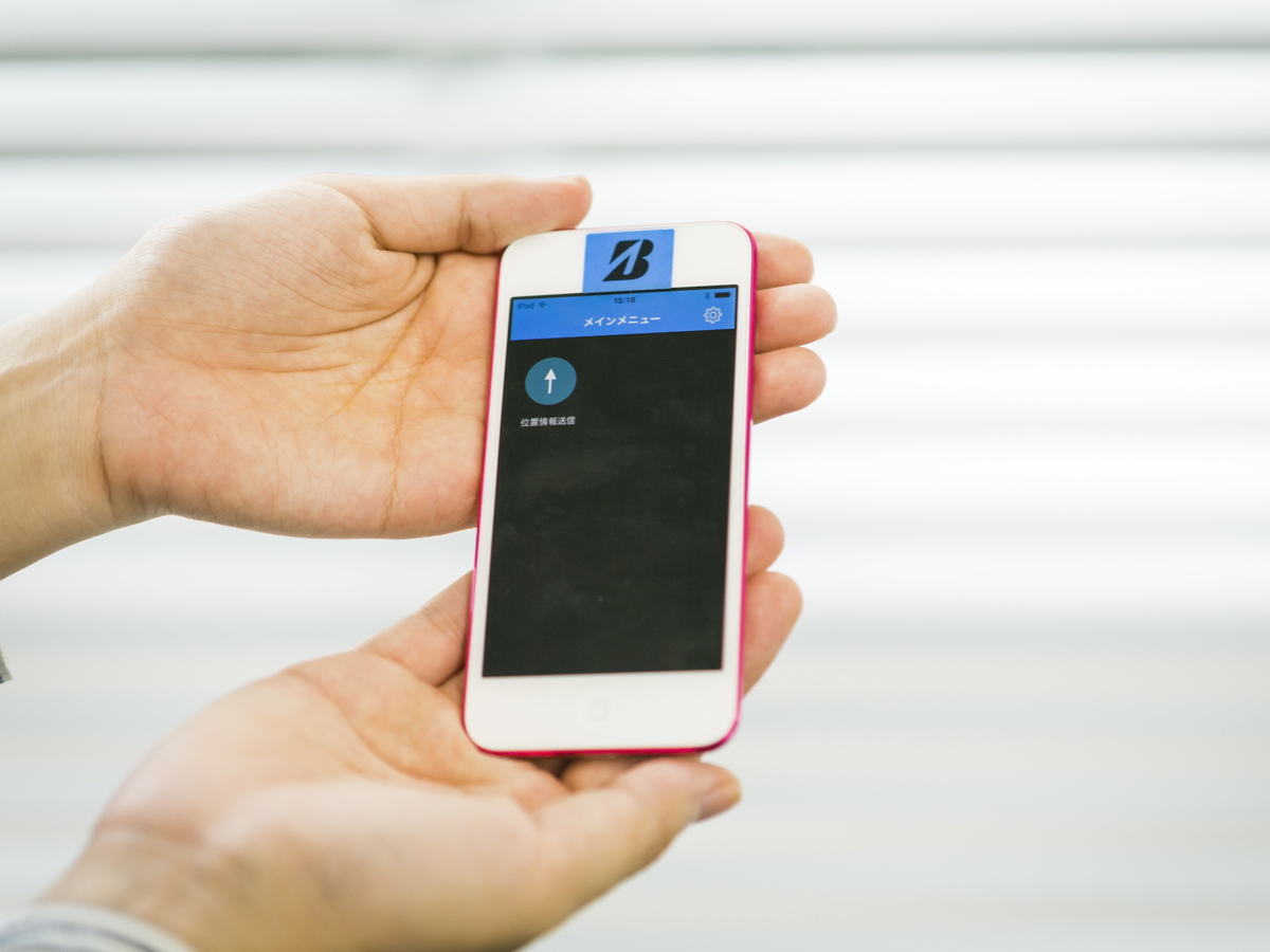 写真:スマートフォンには位置測定用のHDBeacon標準専用アプリをインストールするだけ