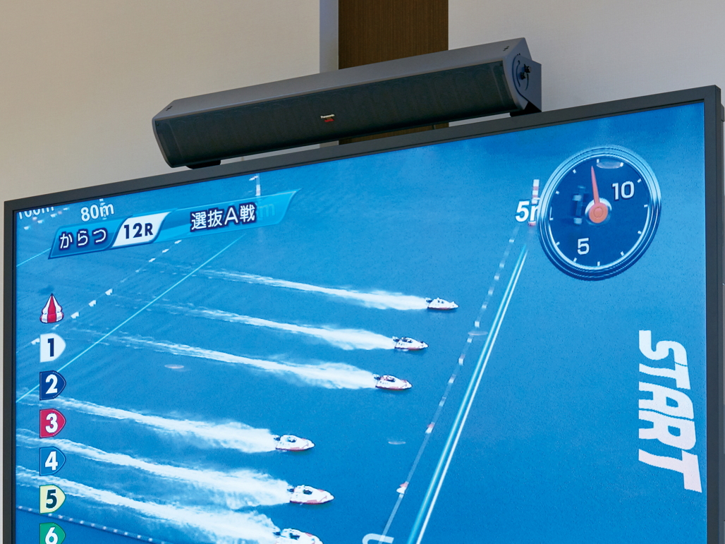 写真：レースが始まると、実況映像を1画面全体に表示。上部にはアレイスピーカーWS-LA100を設置
