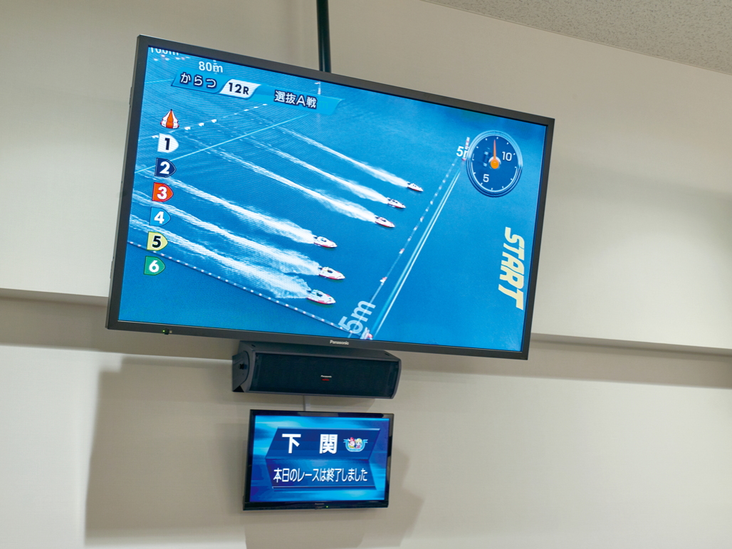 写真：大画面・高輝度の映像で、レース実況時には迫力が伝わる