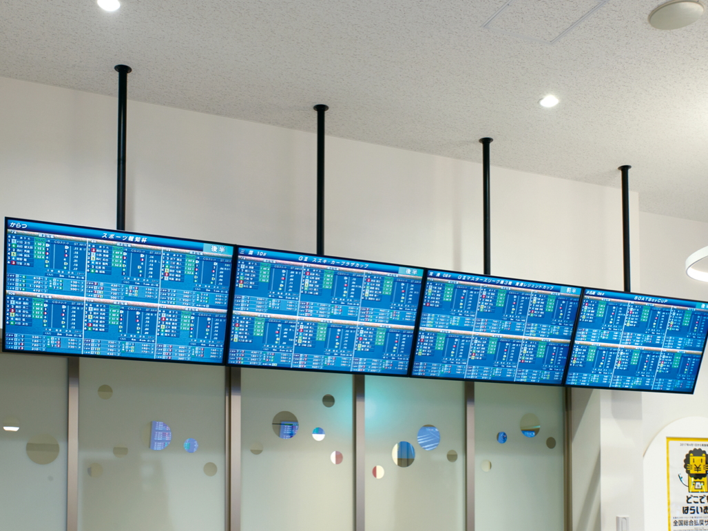写真：入場口の左右2カ所に4台ずつ配置されたTH-55LFE8J。8場分のオッズ情報や成績を表示