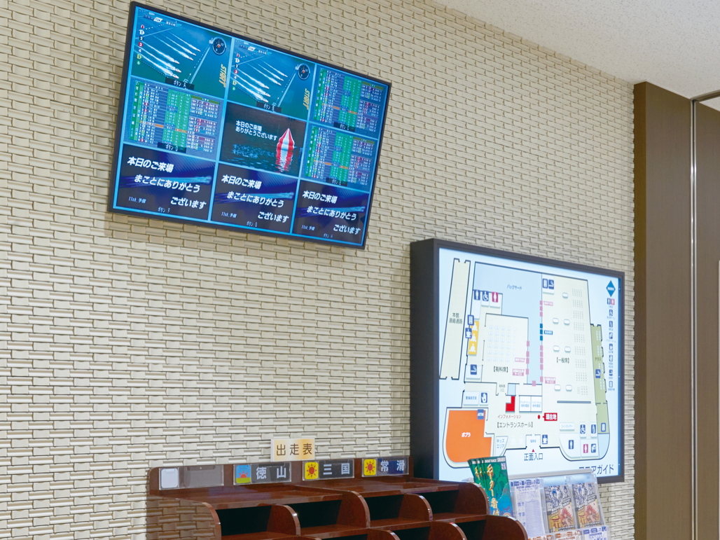 写真：お客様を出迎えるエントランスの中央にTH-48LFE8Jを設置。9分割マルチ画面で、豊富な情報をきめ細かく表示している