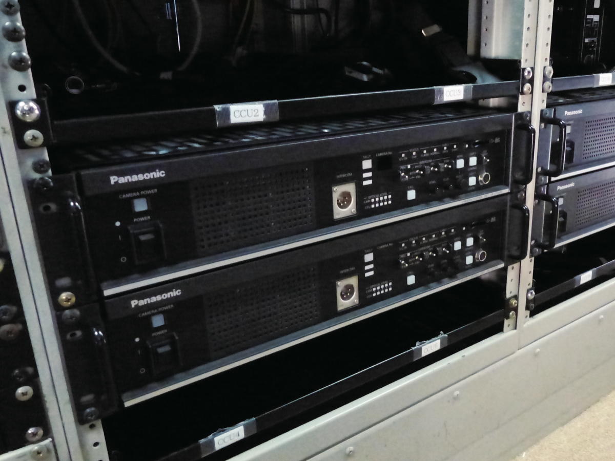写真:中継車内に積載されたカメラコントロールユニット(CCU)AK-UCU500