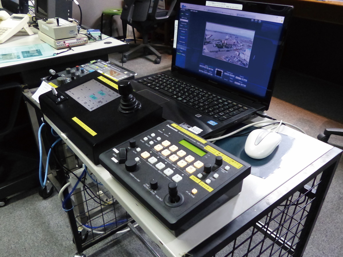 写真:AW-RP50をキャスター付きラックに置いて報道サブと制作サブを簡単に移動
