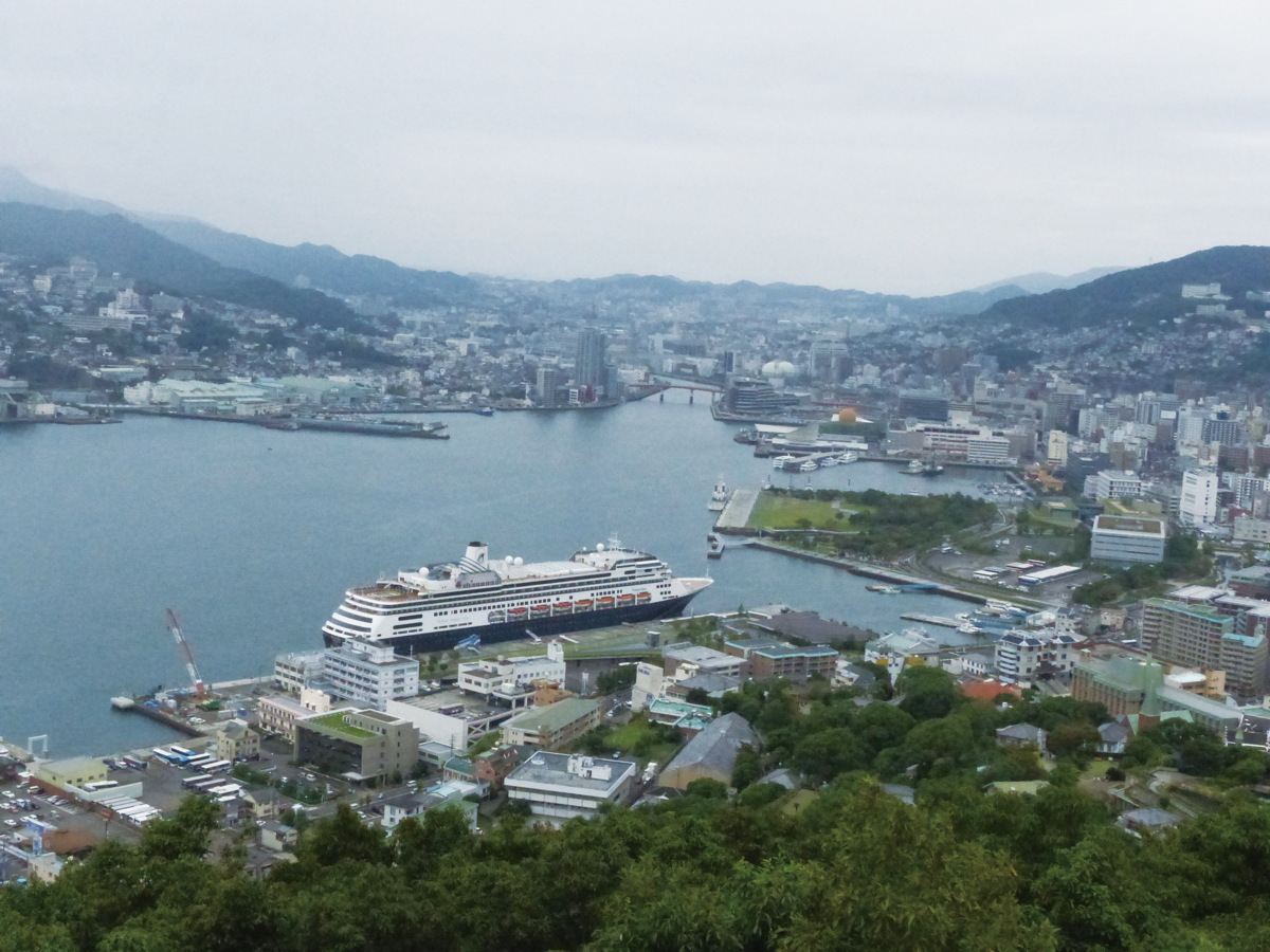写真:鍋冠山公園展望台から眺望する長崎港