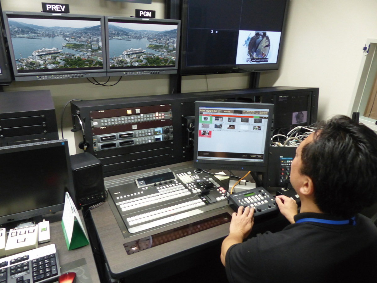 写真:リモートカメラコントローラーAW-RP50を使用して約5km離れた鍋冠山公園展望台のカメラを操作