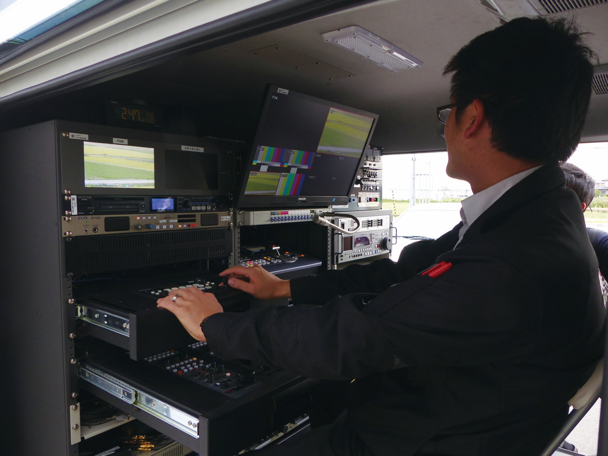写真:中継車内に搭載したリモートカメラコントローラーAW-RP50でカメラ制御が可能