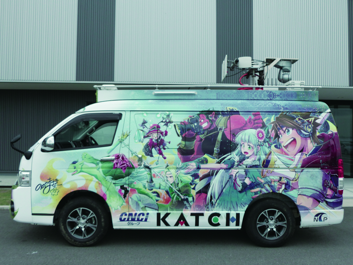 写真:屋外対応HDインテグレーテッドカメラ AW-HR140が搭載された小型無線中継車。ラッピングデザインは取材機器をモチーフにしたアイテムを持つキャラクターでデザイン