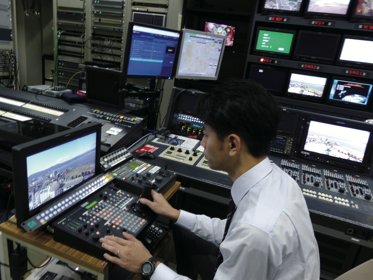 写真:局舎の制作サブなどに設置されたリモートカメラコントローラーAW-RP120Gでカメラ制御が可能