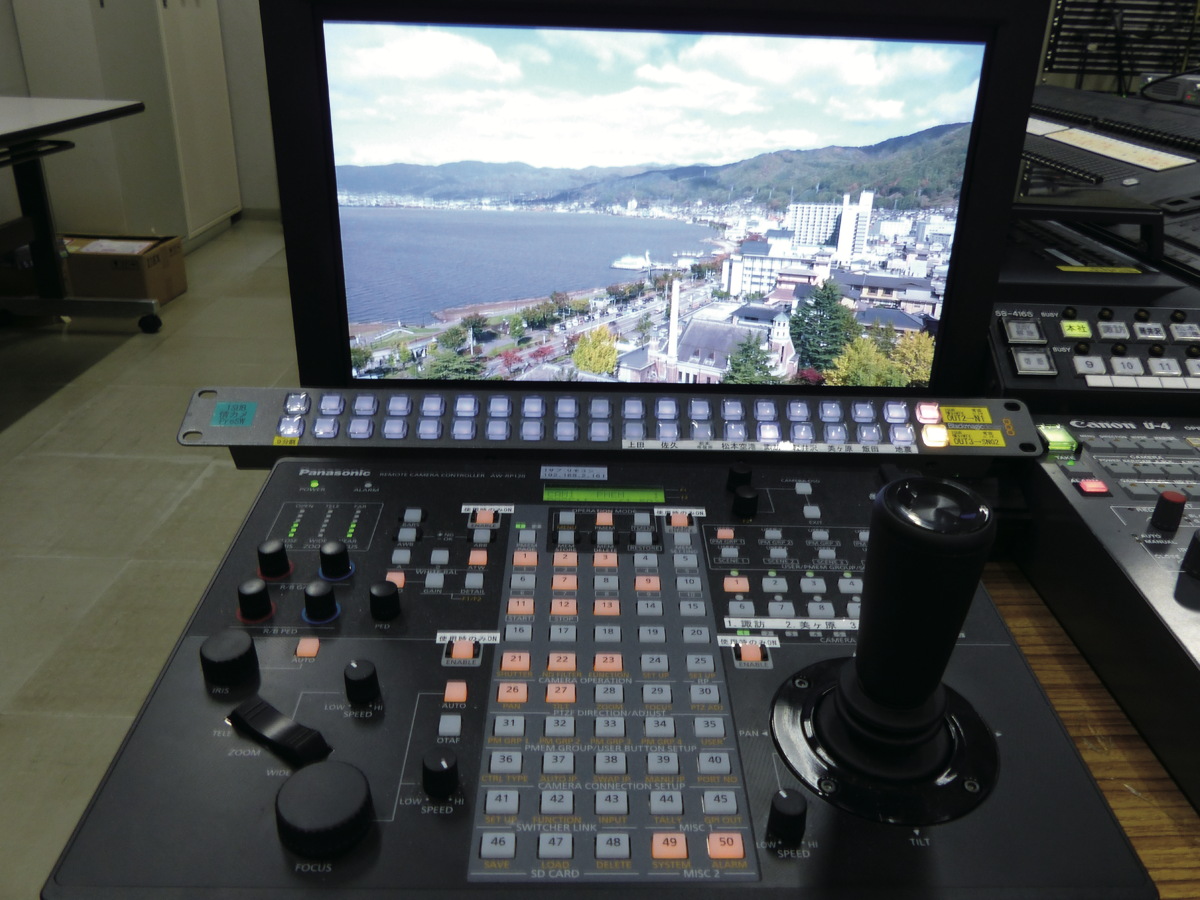 写真:リモートカメラコントローラーAW-RP120Gとカメラ映像を表示するモニター