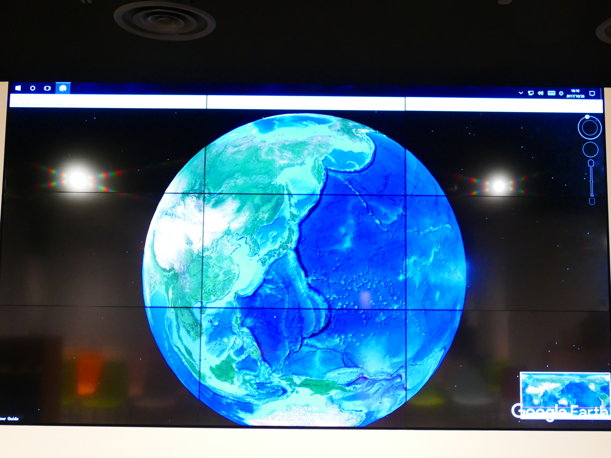 写真:Google Earthが映る9面大型デジタルサイネージ
