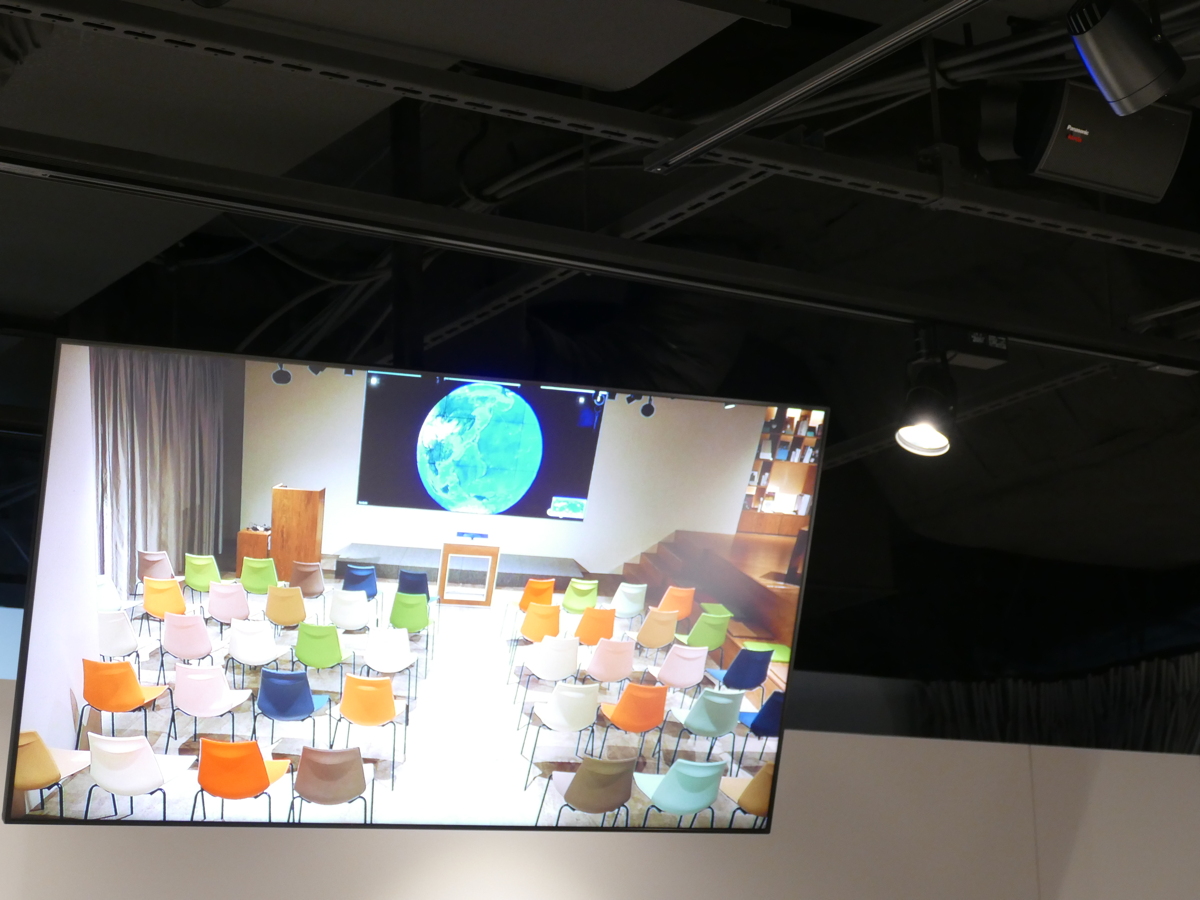 写真:ライブキッチンカウンターのディスプレイにセミナースペースの映像を表示