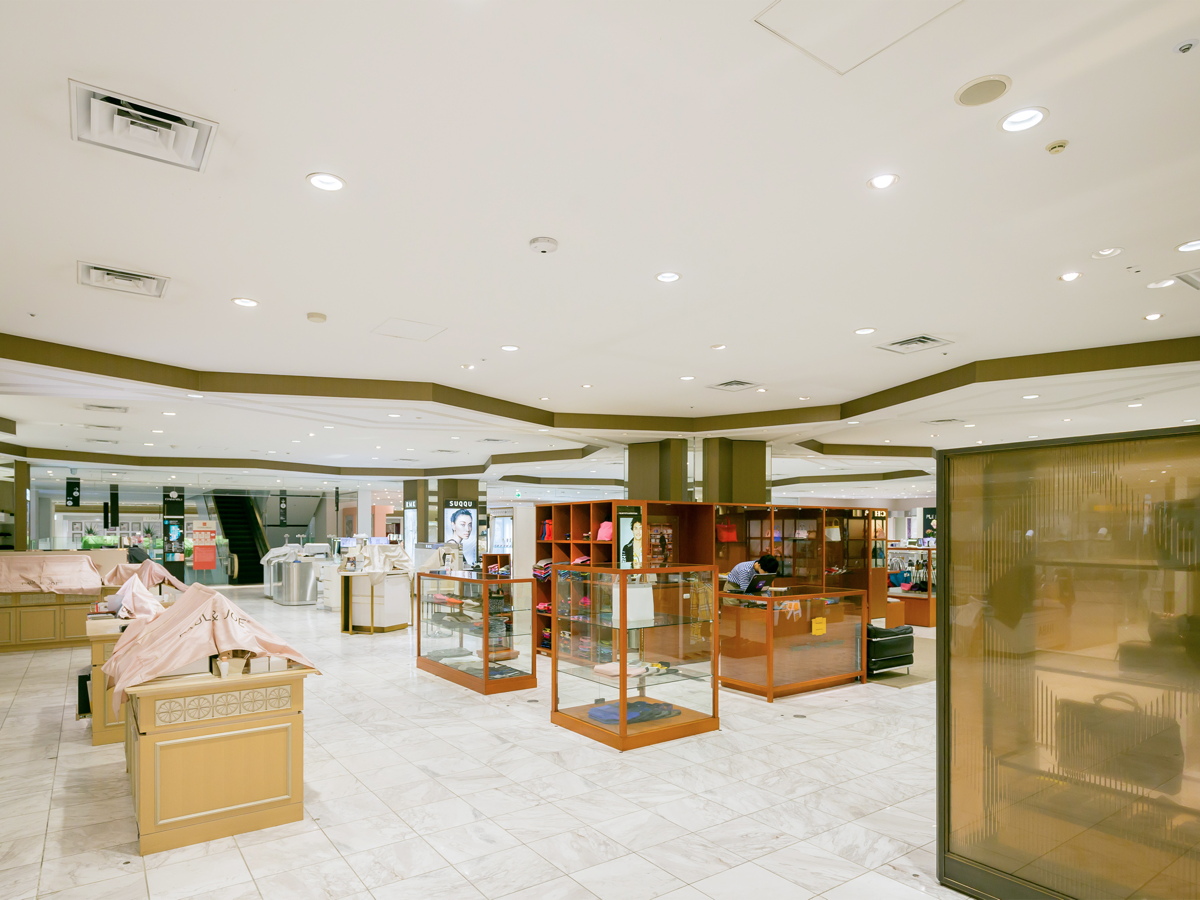 写真:店内通路に設置した全方位ネットワークカメラ