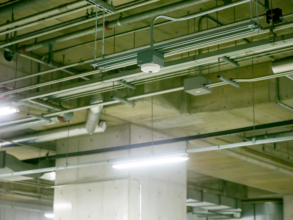 写真:駐車場に設置した全方位ネットワークカメラ