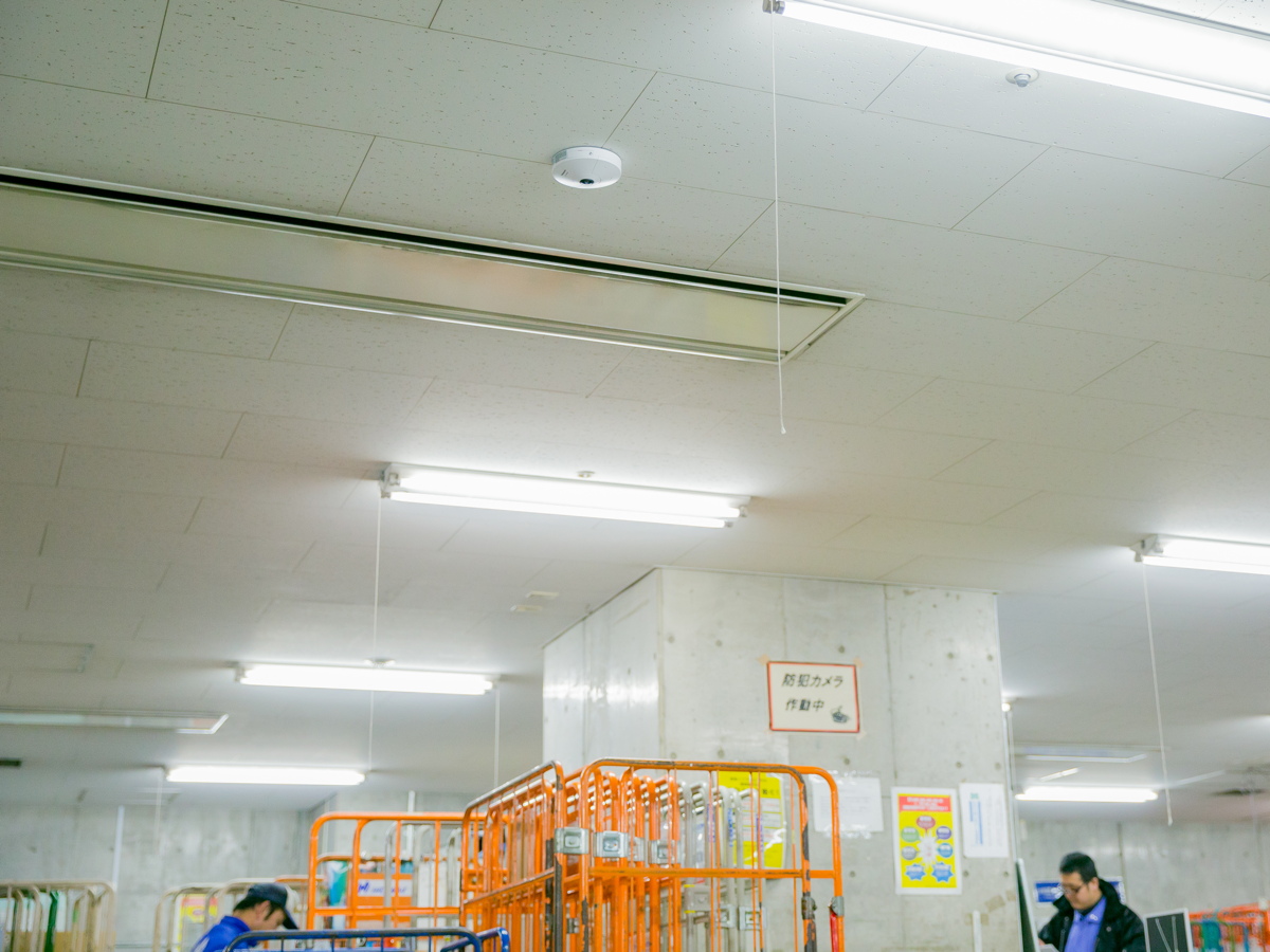 写真:荷捌場に設置した全方位ネットワークカメラ