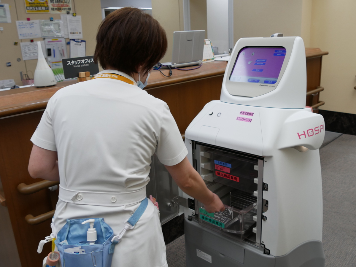 写真:ICタグで認証し収納庫を解除