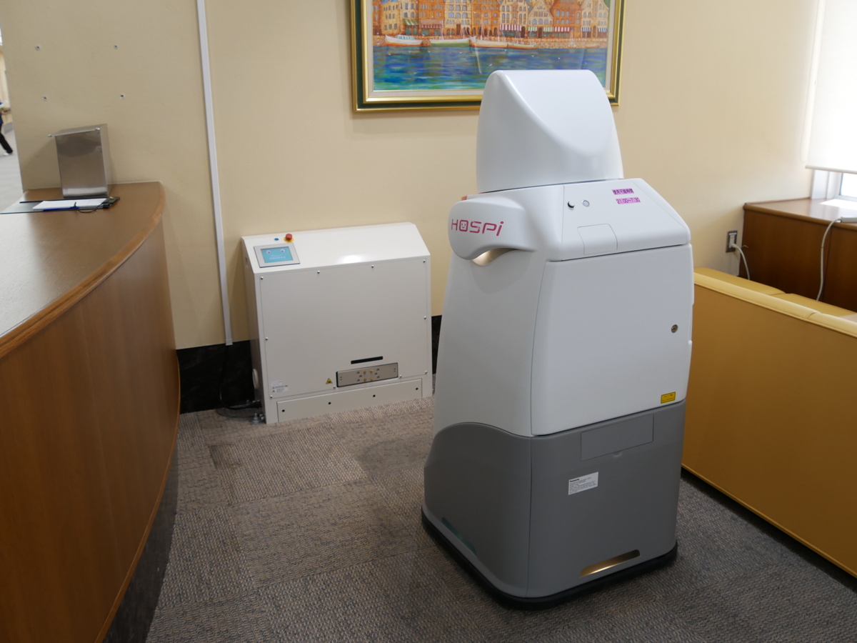 写真:稼動後、所定の充電器へ帰っていく「HOSPI」