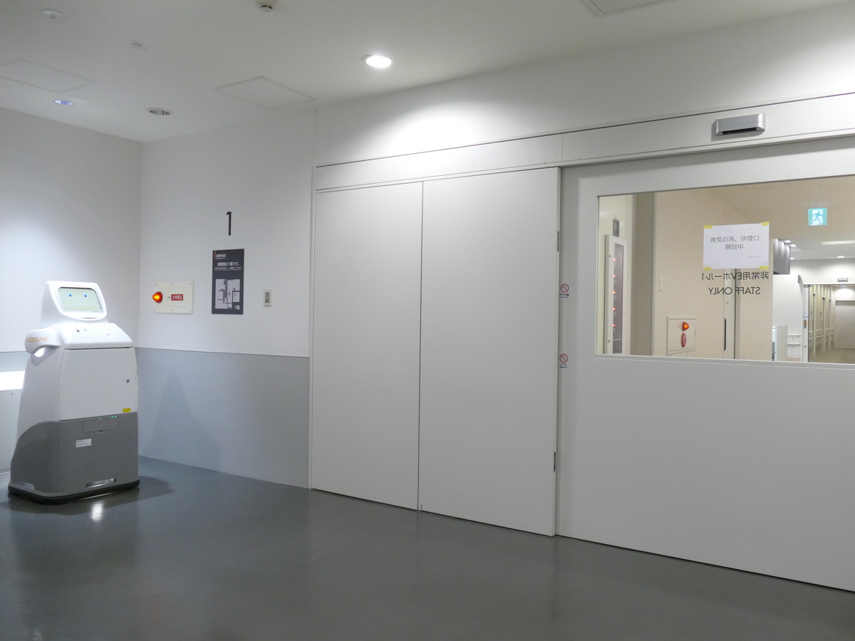 写真:「HOSPI」が認証自動扉の開閉を行い移動