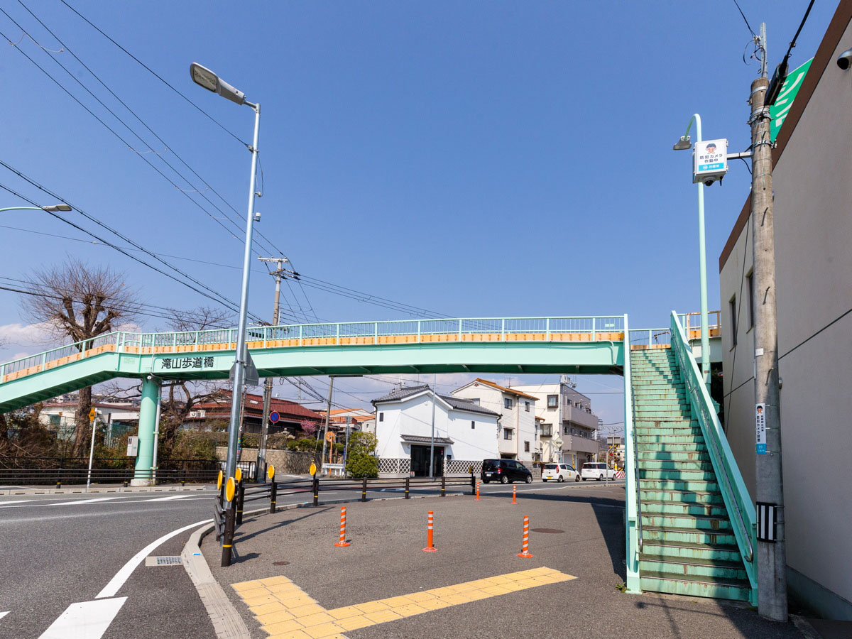 写真:通学路の交差点付近に設置された防犯カメラ