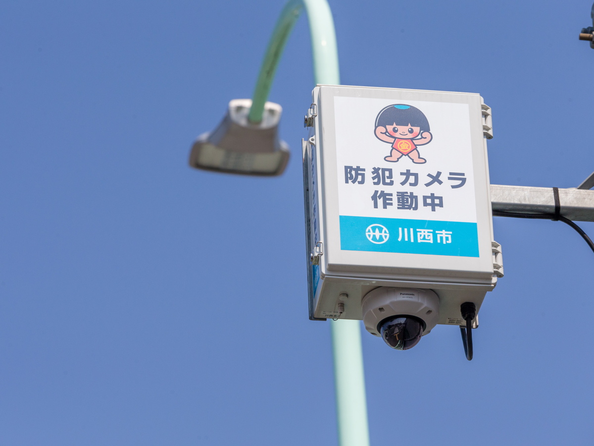 写真:防犯カメラにはi-PRO SmartHD 屋外対応型ドームネットワークカメラ WV-SFV611Lを採用