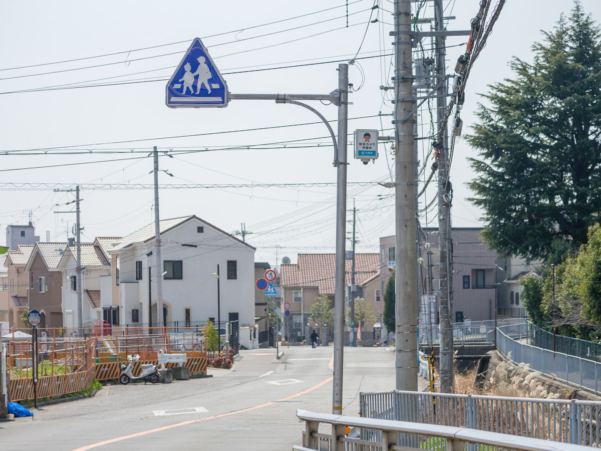 写真:学校から離れた通学路にも設置