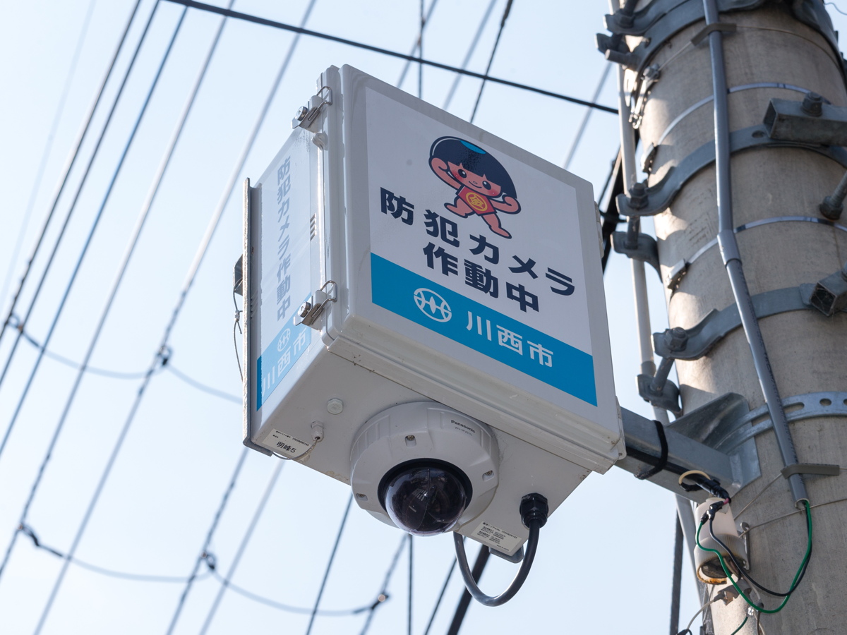 写真:イメージキャラクターの「きんたくん」が通学路を見守っている