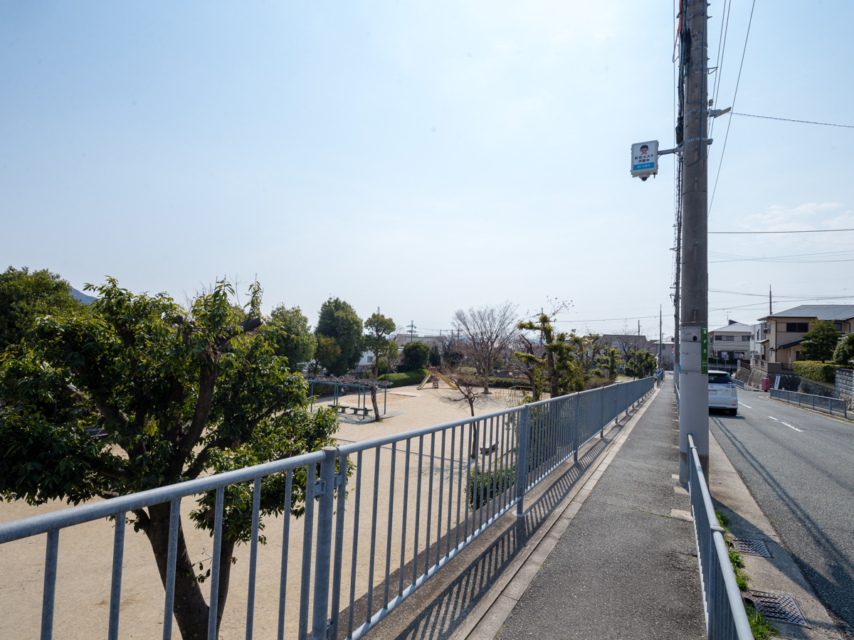 写真:子供たちが遊ぶ公園横にも設置