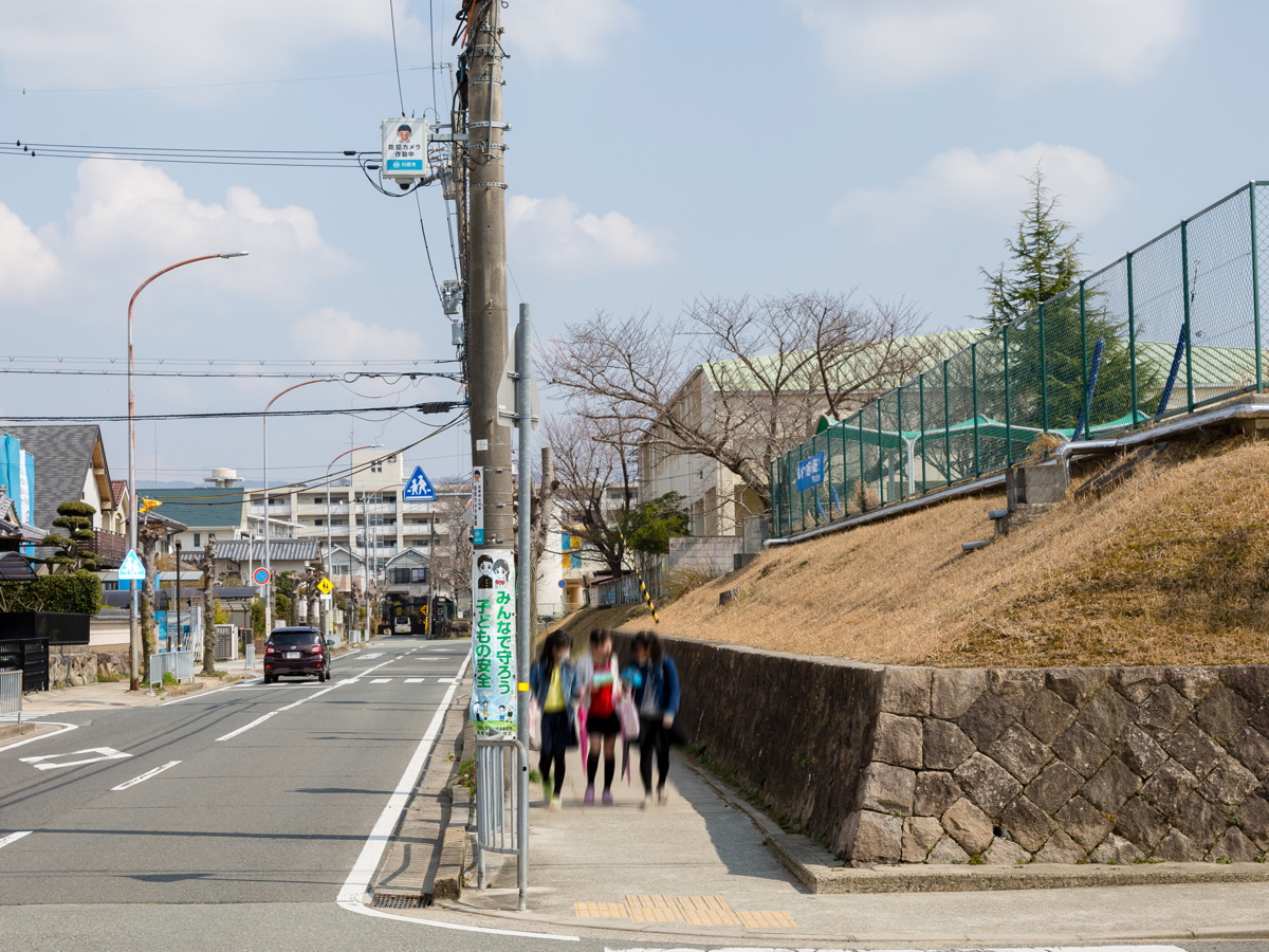 写真:通学路の交差点付近に設置
