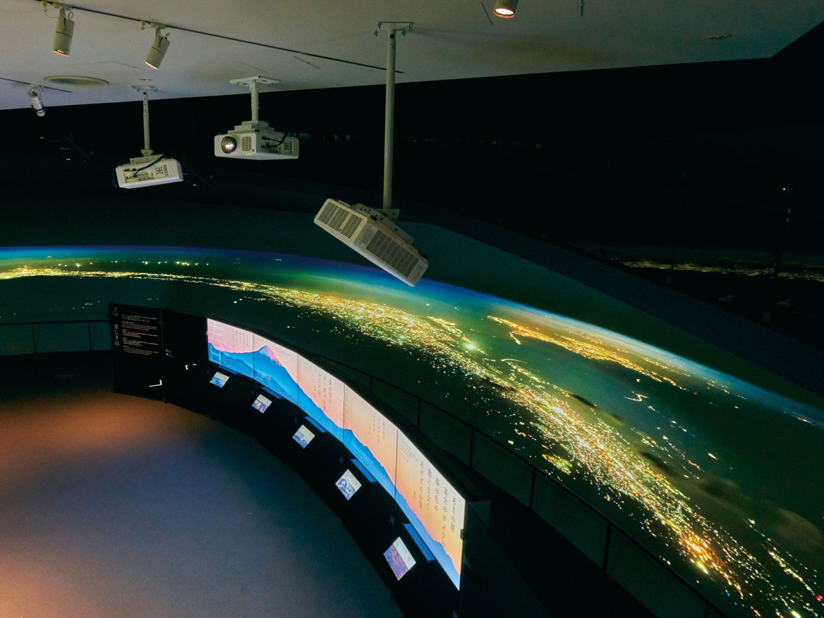 写真：壁面も天井も傾斜してい静岡県の特色である海から見た富士山の映像に始まり、全長193 mのスロープを登るにつれて山頂へと映像が変化していく