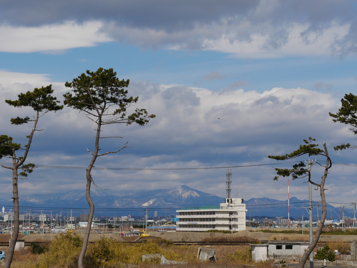 写真:ドローンは荒浜⼩学校を⾶び⽴ち海岸方面へ向かう