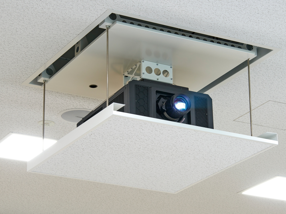 写真:プロジェクターは昇降装置に設置され、使用しない時は天井がフラットに