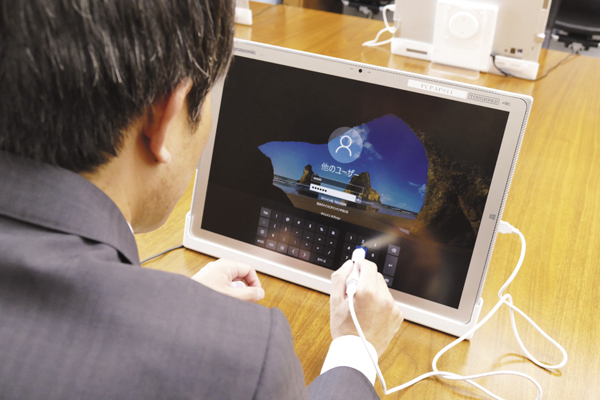写真：電子タッチペンを使ってスムーズな操作を実現