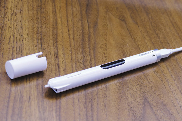 写真：ペン先が沈むため、書いている感覚が伝わる電子タッチペン