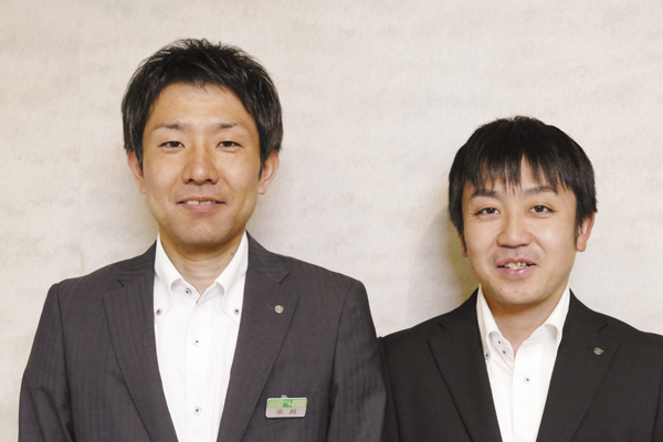 写真：株式会社 栃木銀行 事務システム部 副調査役 小川 達也 様（左） 経営企画部 荒井 孝大 様（右）