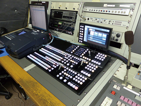 写真：鎌倉の拠点に設置されたライブスイッチャーAV-HS6000コントロールパネルはコンパクトサイズのAV-HS60C4を採用
